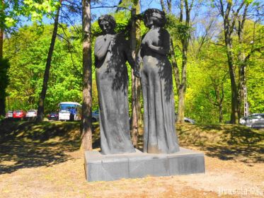 Памятник "Две матери: полька и россиянка". Гданьск