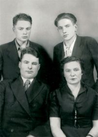 Семейная послевоенная фотография
