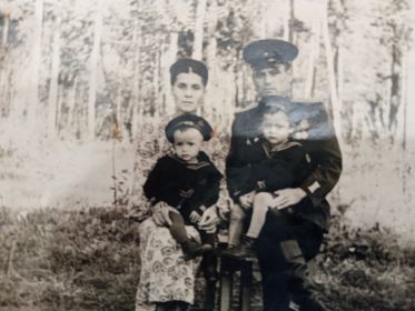 Дед с моей бабушкой с двумя сыновьями