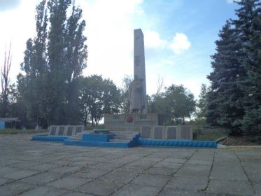 Братская могила в с. Староварваровка