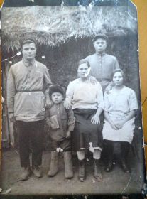 Сомкин Лев Филиппыч с женой Дарьей Ильиничной, со старшим  сыном , родственниками.