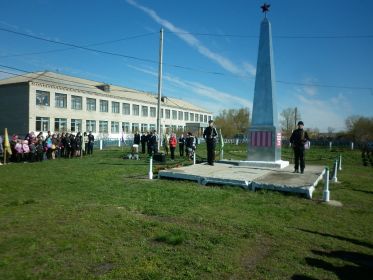 Обелиск участникам Великой отечественной войны  в родном селе Вилкино Юргамышского р-на Курганской области, стоит на месте родного дома Варлакова Петра Павловича.