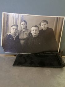 На фото слева Дядя Федя, мама Нюра, отец Александр и сестра Валентина