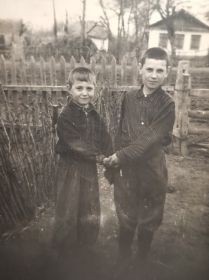 сыновья Николая Никоноровича: Иван и Владимир 1957 г.