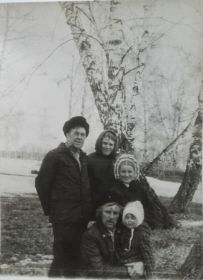 Семья: Антон, Альвина-жена, Анатолий-сын, внучки Светлана и Ирина