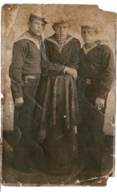 Мой дедушка (слева) в начале войны.