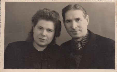 Нина Ивановна с отцом Иваном Михайловичем Каракановым