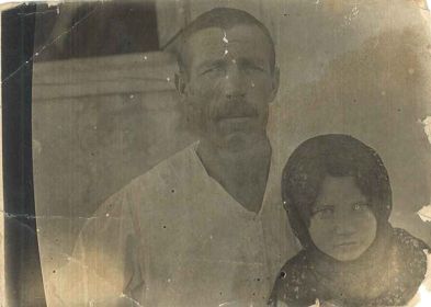 Мой прадед Воронкин Алексей Гаврилович со своей дочерью Варварой - довоенное фото