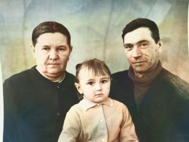 Семья -Дедушка Серёжа  и бабушка Ульяна и Наша Мама Лара на руках  у наших родных!