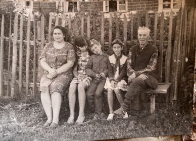 С дочкой Зинаидой, внуками Ольгой, Владимиром и девочкой-соседкой Леной, 1979 г, с.Чембор