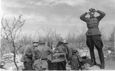 На фото командир зенитной батареи Шуплецов И.М. (Севастополь 1942 г)