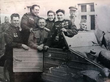 Слева направо: гв.старшина Комарица Н.П. Третий справа налево: подполковник Пётр Корнеевич Бабак - командир 479-го стрелкового полка 149-й стрелковой дивизии 3-ей гвардейской армии 1-го Украинского фронта (август 1944 года).