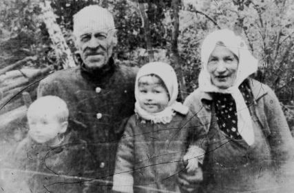 Ештокин Ефим Алексеевич - дедушка, Мария Алексеевна - бабушка с внучками Ириной и Мариной. Примерно 1964 года.