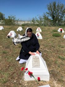 Внучка Ханакаева Абдулхана Гамзатова Бела,  на могиле своего деда . Братское кладбище города Каспийска .