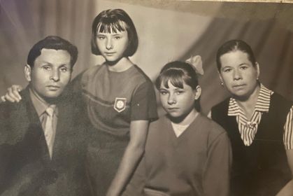 Михаил с женой и дочками