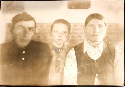 Семейное фото (Слева-направо: Михаил Пахомович, младший сын Константин  и супруга Наталья)