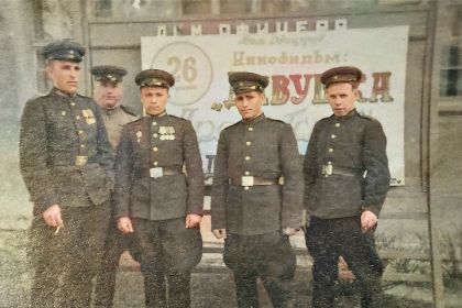 Василия Быкова (первый справа) призвали в армию в апреле 1944 года, на этом фото он в Польше после ранения, рядом — товарищи по госпиталю