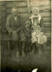 Ветеран с супругой Канапией, дети дочь Тана 3-года, дочь Тилектес 5-месецев. Фото сентябре 1950 г.