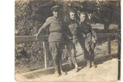 Дубинин Л. Г. (в центре) с сослуживцами в г. Ташкенте, 1937 г.