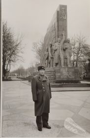 Дедушка у памятника 26 Бакинским комиссарам г. Ташкент, 1986 год
