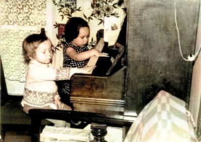 Внучка Героя(Лариса) и внучатый племянник Алеша, 1978 год.