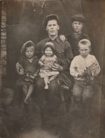 С семьей (2 дочери и сын), справа вверху - брат жены Медведев Николай Архипович