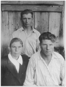 Переляхин Александр Васильевич ( в верху), с сестрой и её мужем.