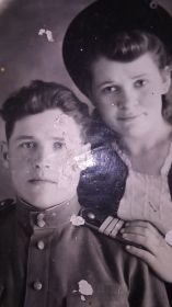 Молодые Василий Черемнов с его будущей женой Аделиной Проценко.