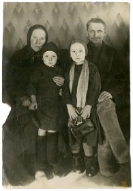 Николай и Александра с дочерьми Лидией и Верой