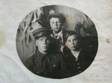 Иван с сестрой Татьяной и братом Шуркой