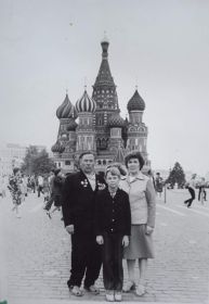 Папа и мама с внуком Вадимом на Красной площади в 1981 году.