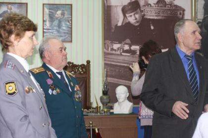 В музее истории Чувашской милиции Геннадий Михайлович проводит экскурсию для школьников