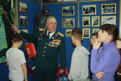 В музее истории Чувашской милиции Геннадий Михайлович проводит экскурсию для школьников