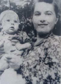 Жена Травина Александра Константиновича Зинаида Васильевна с сыном Владимиром 1953-54г.