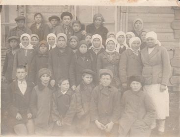 Ученики  класса Игораврская средняя школа 01.11.1941(справа 3-ий в нижнем ряду)