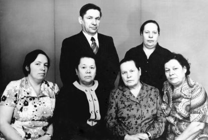 Николай Игнатьевич со своими сестрами, Екатериной (справа), Тамарой, Клавдией, Таисией и Антониной (слева направо). 15 ноября 1975 года.