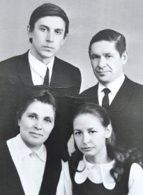Николай Игнатьевич и Нина Тимофеевна со своими детьми, Евгением и Ириной, Томск, 1970 год.