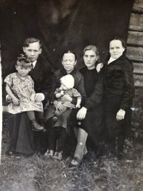 С семьёй (из личного архива родственников)