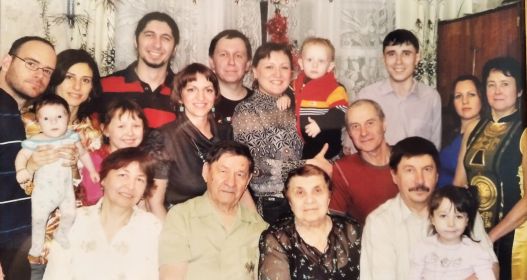Николай Игнатьевич со своей женой, детьми и их семьями, Томск, 2010 год.