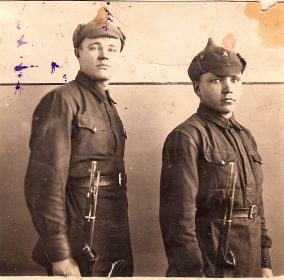 Кузнецов Георгий Георгиевич (слева)  РККА    Дальний Восток     Военную присягу принял 5.11.1939 года