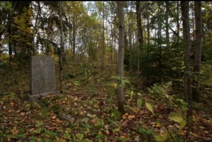 Кладбище деревни Ратча разделено на  две территории: старая и новая. Старая обнесена забором из огромных валунов стащенных с полей. На новом кладбище одна могила с датой 1947 года (фото).