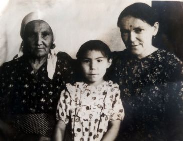 тёща Александра Максимовна, вдова Кристина Васильевна и племянница Люда, 1950-е
