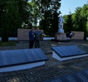 Родственники посетили и почтили память погибшего война, положили горсть земли Костанайской.
