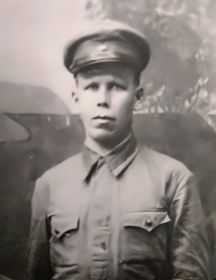 Муж - Бахарев Яков Иванович,ветеран- фронтовик,умер  в 1959 г.