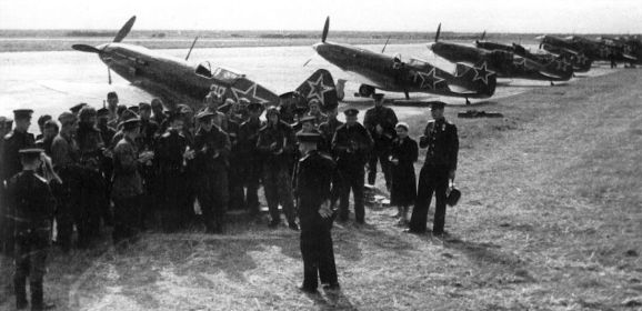 Личный состав 7 иап, ВВС Черноморского флота на фоне самолетов МиГ-3 и Р40 с белыми коками винтов. Аэродром Геленджик, осень 1943 г.