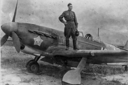 513 иап. Лётчик Н.И. Дынич на крыле своего Як-9М после Победы.