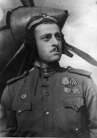 74 гв. шап. Гвардии лейтенант Джинчарадзе Отар Константинович (15.08.1921 - 20.10.1944) на фоне Ил-2.