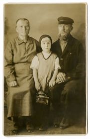 Лидия Николаевна с бабушкой и дедушкой