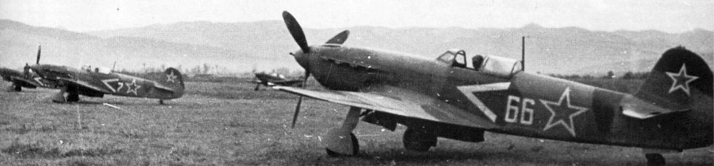1944 год. 6 иап (149 гиап). Истребители Як-9Т № 66 и Як-9Д № 7 с белыми «шевронами» на фюзеляжах.