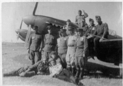 6 иап (149 гиап). Летчики полка, в центре сидит Гилев Михаил Степанович, и истребители Як-3.